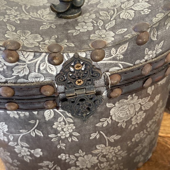 Two floral decorative boxes - Picture 4 of 12